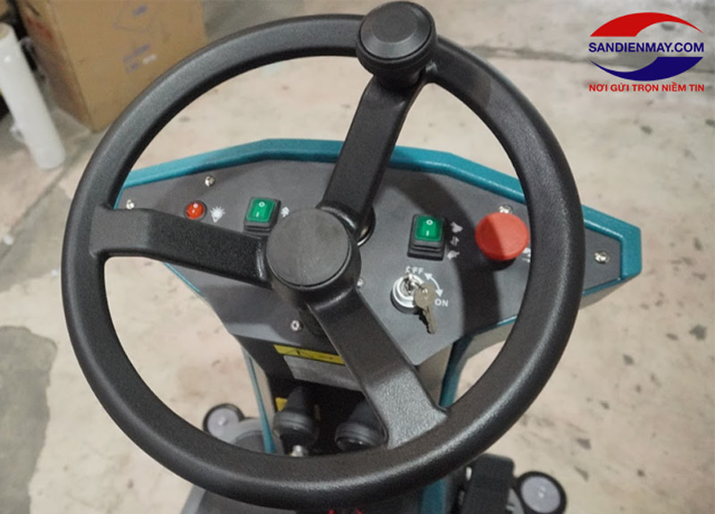 Vô lăng và bảng điều khiển của máy chà sàn ngồi lái Kumisai
